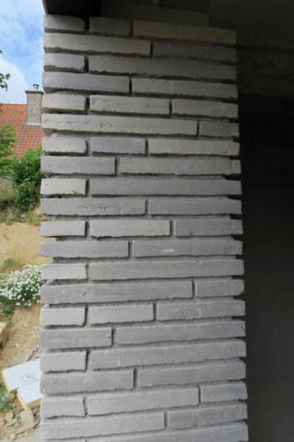 03 post inkom bureau te groot contrast met hoekstenen